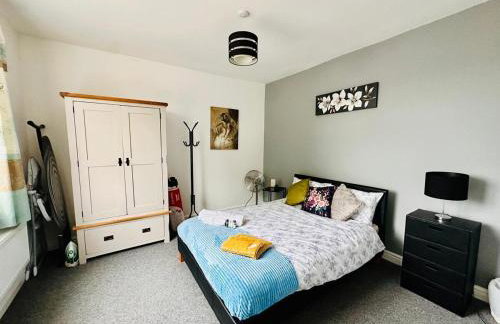 #56 4-Bedroom House Near Shops with Free Parking - Foto 1