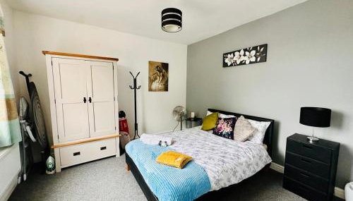 #56 4-Bedroom House Near Shops with - Sleeps 8 - Perfect for Contractors and Families - Free Parking - Foto 1