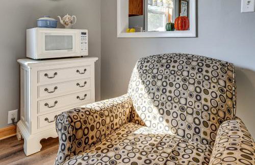 Wayland Retreat with Deck Walk to Downtown! - Foto 7