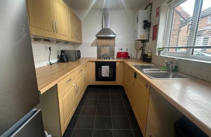 3-Bed Family Home in Furzton, Near Lake & Parking - Photo 2