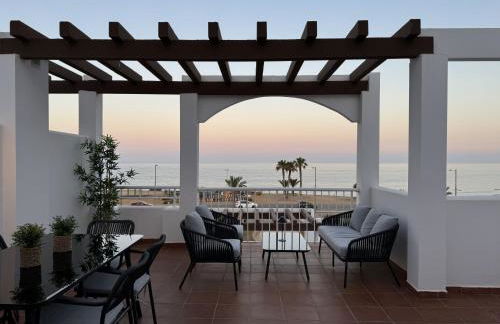 Apartamento con piscina frente al mar en Mojácar playa para familias y parejas de más de 30 años - Foto 1