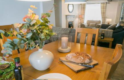 Sailors Return - Photo 1