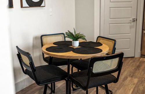 Modern Executive 1BR King Bed - Walk to West 7th - Foto 8