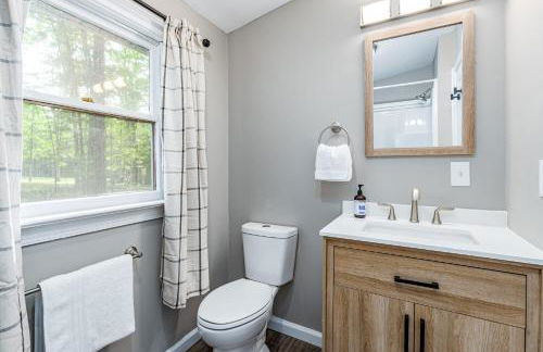 Cozy & Modern w Hot Tub, Fire Pit, Grill & Pond - Photo 13