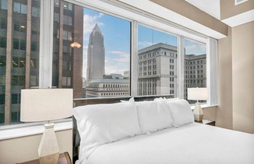 Luxury High-Rise w/ City View | Paid Parking | Gym - Photo 23