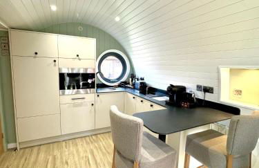 Hazel Hobbit Pod at Cowbridge Cabins - Photo 7