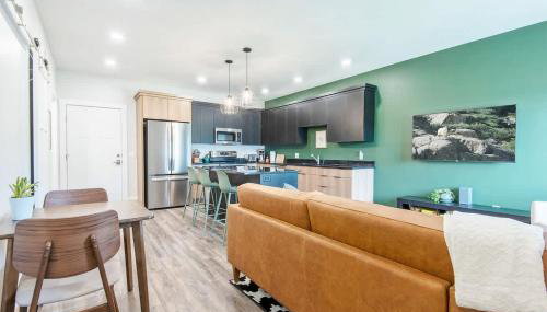 Basecamp Stays: Unique Townhome Views from Porch - Foto 4