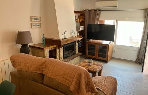 Costa Dorada Beach Villa with Shared Pool and Terrace - Foto 6