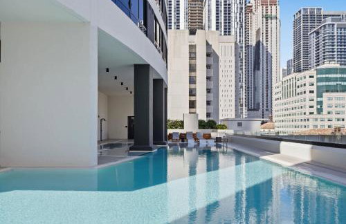 Upscale Downtown Condo Pool Gym & Skyline Views - Foto 53