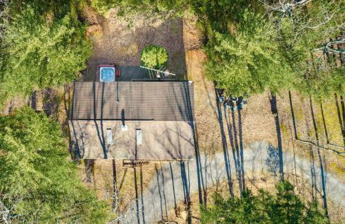 Cabin w hot tub & kayaks by river - Foto 11