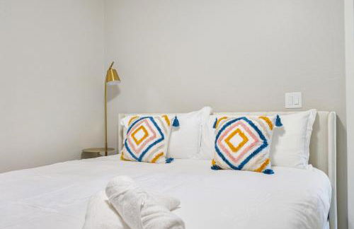 Elegant Two Bedroom Apartment with Free Parking and Plush Beds - Foto 10