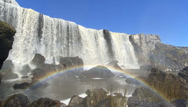 Le cascate con un arcobaleno alla base