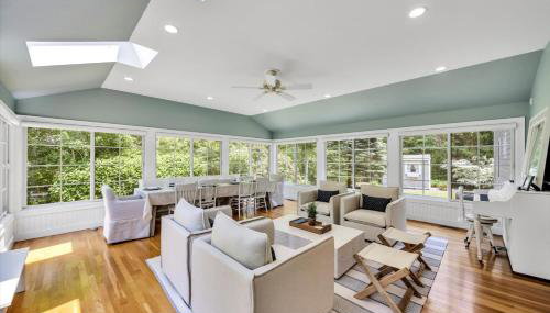 Stay 1 Block from Ocean at 7-Bed Retreat with Yard, Deck and Game Room, Host Up to 22 Across 16 Beds, Gas Fireplace, Gas Grill, Ample Parking, Walk to Menauhant Beach, Perfect for Family Getaway, 24 Hr Hospitality - Foto 5