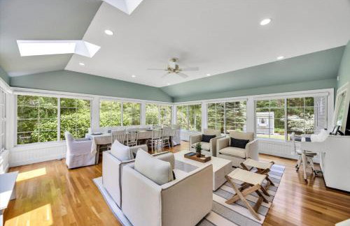 Stay 1 Block from Ocean at 7-Bed Retreat with Yard, Deck and Game Room, Host Up to 22 Across 16 Beds, Gas Fireplace, Gas Grill, Ample Parking, Walk to Menauhant Beach, Perfect for Family Getaway, 24 Hr Hospitality - Foto 5