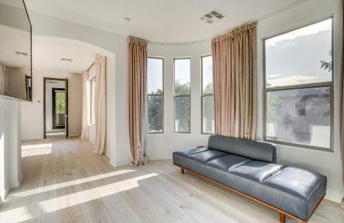 Relax Poolside! Home 6 Mi to Camelback Ranch - Foto 26