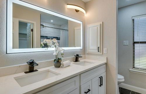 11 Mi to Six Flags! Poolside Oasis in Bedford - Foto 18