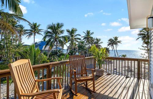 Charming Beachfront Cottage with Dock Slip and Kayaks on Little Gasparilla Island | Placida, FL - Foto 2