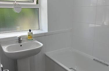 3-bedroom family home with large garden and free parking - Foto 5