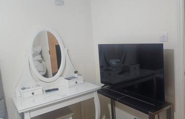 Edinburgh city centre one private bedroom in shared apartment with private bathroom with free car parking - Foto 8