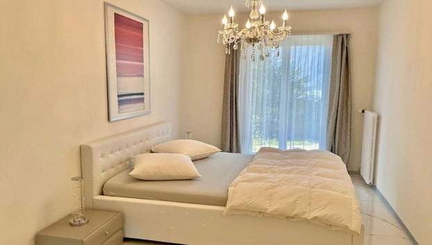 Villa in Bissone with swimming pool and garden - Photo 4