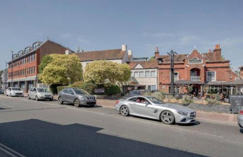 Elegant Epsom Modern Apartment - Photo 10