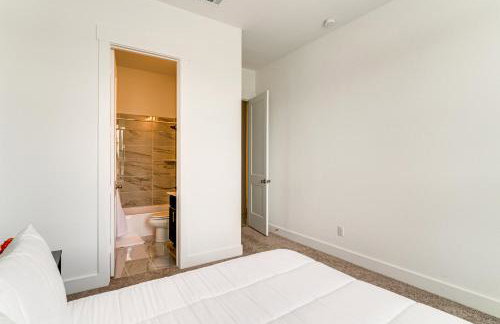 Patio and Pool Access Family Home in Tomball - Foto 13