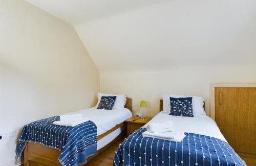 Mourne Mountain Bliss, Rostrevor 4BR Cottage with Patio & BBQ ideal for a relaxing getaway - Photo 15