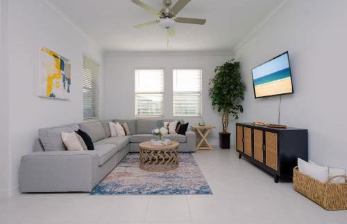 Modern Oasis! 3BR Townhouse in a Lagoon Community - Photo 8