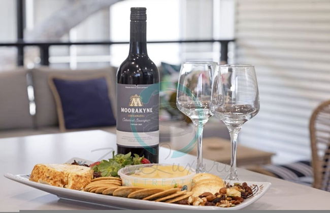 Urbanretreat Modern Outdoor Dining Backyard - Foto 7