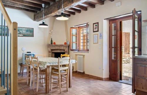 Tranquil Village Stay with Fireplace - Photo 8