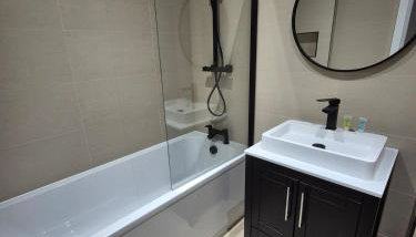#23 Lux stylish 2 bed 2 bath with balcony NEC n12 - Sleeps 4 - "Perfect for contractors and Families - Free Parking" - Foto 4