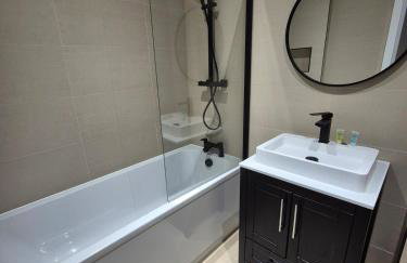#23 Lux stylish 2 bed 2 bath with balcony NEC n12 - Sleeps 4 - "Perfect for contractors and Families - Free Parking" - Foto 4