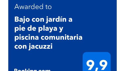 Bajo con jardín a pie de playa y piscina comunitaria con jacuzzi - Foto 5