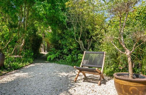 Enchanting 3BR House in Lymington with Garden - Foto 17