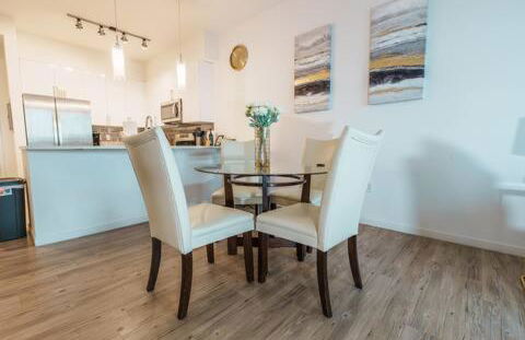 High-Rise Apartment with Panoramic Skyline Views - Foto 10