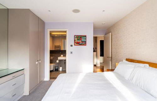 King beds apartment with en-suite, private balcony and elevator by iconic Portobello Market - Foto 10