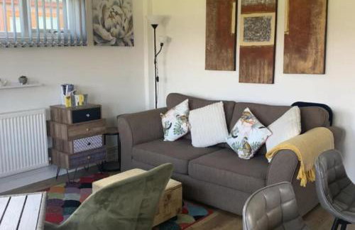 2 Bed Chalet Sleeps 6 - Pets Near Beach Parking - Foto 11
