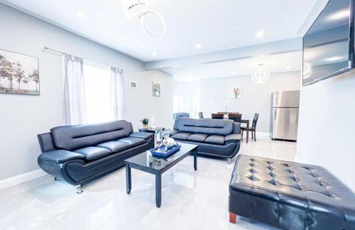 Group Friendly 6BR Near Aquarium & Niagara Falls - Photo 3