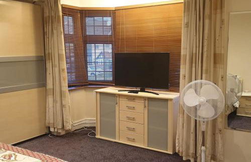 Luxury London House Sleeps x 16, Free Parking, Free Wifi, Garden Patio, Close to tube line easy access to Central London - Foto 14