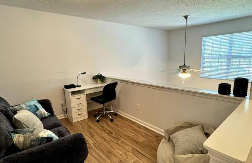 Bright Spacious Renovated Home Master on Main - Foto 27