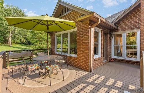 Updated and Spacious Home with Huge Yard Office and Decks - Foto 12