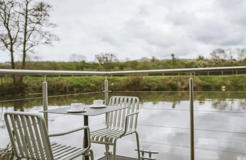 Water Cabin With Water Sports Equipment and Bikes, Bath - Foto 16