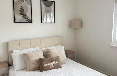 Parkside Luxury 3 bedroom home, 5 min to Ebbsfleet Station and has free Parking - Foto 2