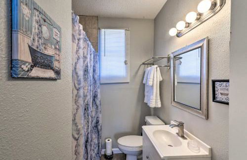 Walk to Beach Breezy Galveston Apt with Deck! - Foto 15