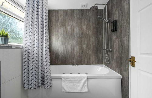 Lovely Greater MCR Family Home by City SuperHost - Photo 26