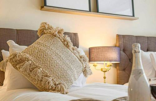 Lowndes House - Close to City Centre - Garden, Free Parking and Smart TV by Yoko Property - Foto 5