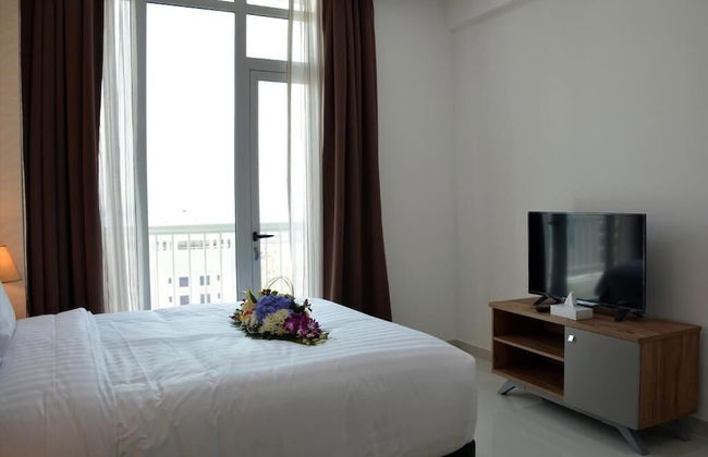 President Waves - Photo 13