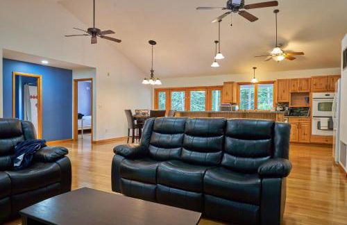 Serene Rustic Retreat with Lake - Foto 5