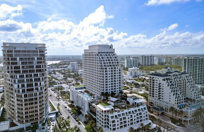 Elegant Beachfront Condo: Your Perfect Getaway! - Photo 32