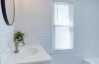 Stylish 3BR w Sunroom & Deck - Foto 17